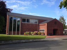 Unsere Kirche unter blauen Himmel