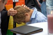 Taufe beim Main-Tauffest 2022 Ein Junge wird von einer Pfarrerin beim "Main Tauffest 2022" am Mainufer in Offenbach getauft.