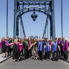 Die Glory Voices auf der Kaiser-Wilhelm-Brücke in Wilhelmshaven, (c) Jörg Trittner 