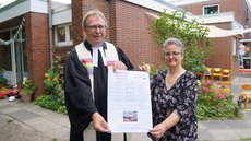 Ute Bohrer und Pastor Peter Sicking präsentieren den Plan der Sommerkirche im Stadtnorden