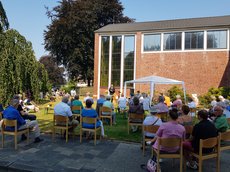 Sommerkirche im Garten der Voslapper Kirche