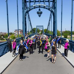 Die Glory Voices auf der Kaiser-Wilhelm-Brücke in Wilhelmshaven, (c) Jörg Trittner 